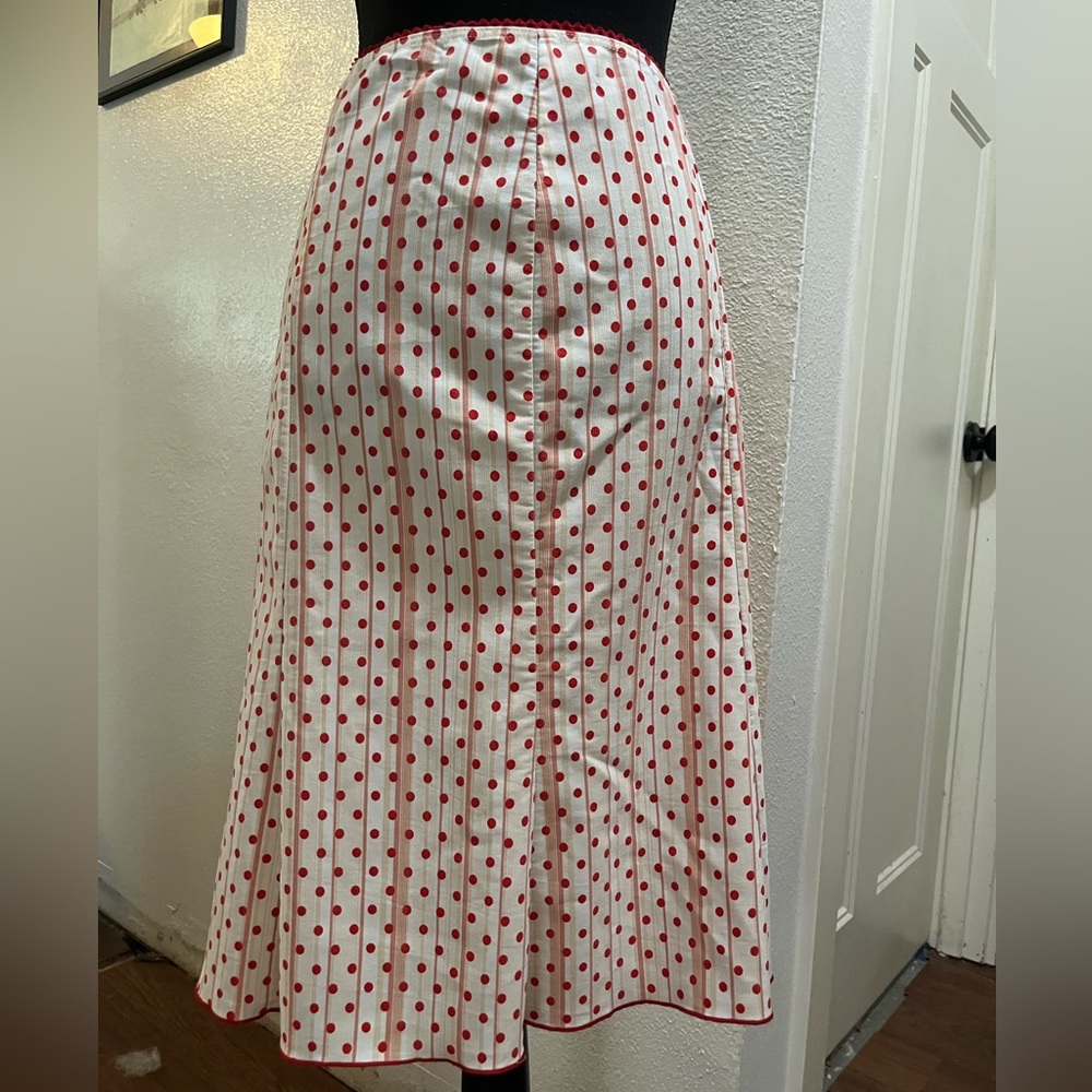 Vintage polka dot skirt. Stretchy. Falls just below knee. Size L.